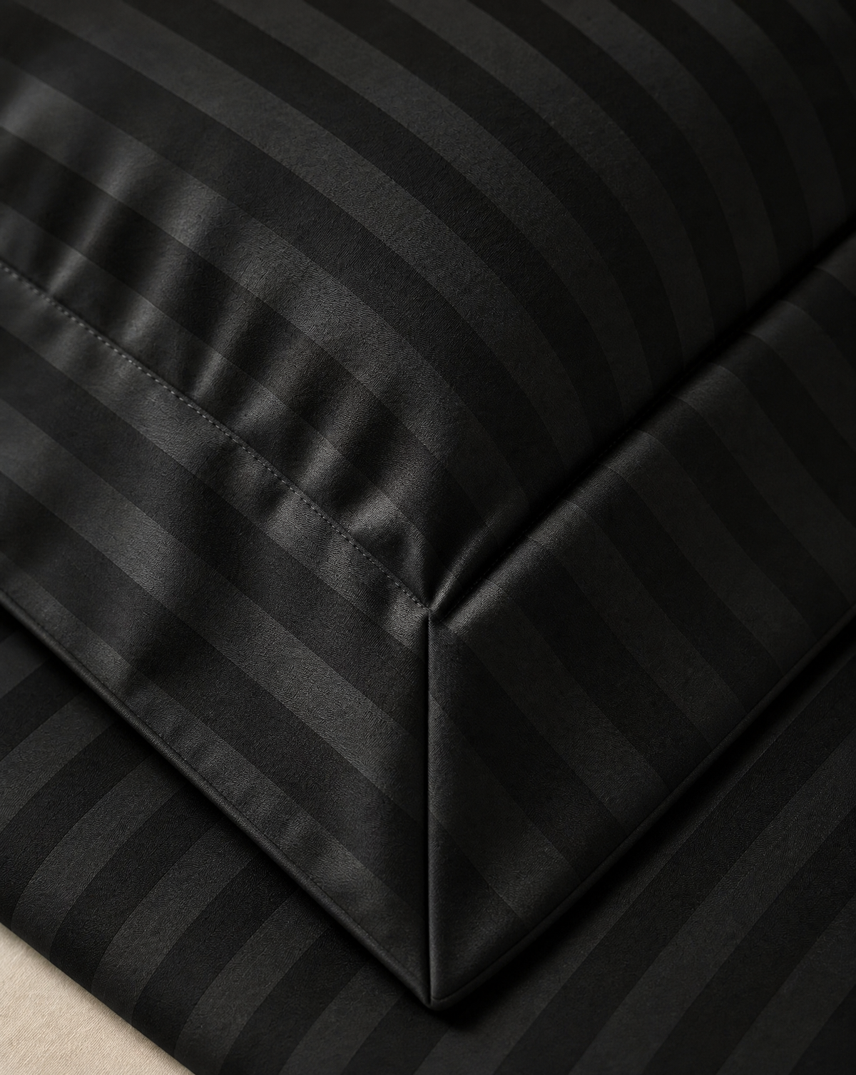 Zelesta Deluxe Hotel Stripe Seamless Satin Cotton Duvet - Black